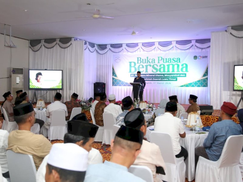 Bupati Luwu Timur, Irwan Bachri Syam, menghadiri kegiatan buka puasa bersama PT Pongkeru Mineral Utama (POMU) yang digelar bersama masyarakat dan Pemerintah Kabupaten Luwu Timur di Aula Dinas Pendidikan dan Kebudayaan Lutim, Selasa (17/3/2026). @Jejakfakta/dok. Humas Pemkab Lutim