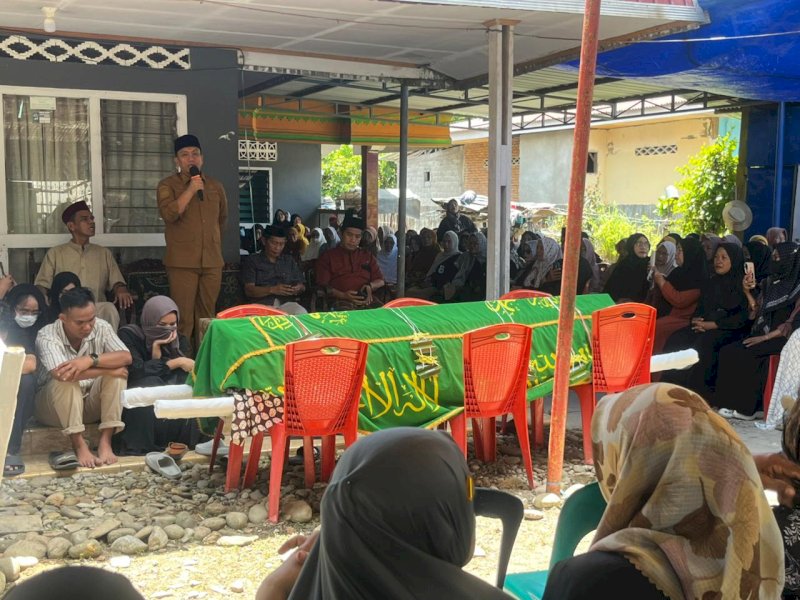 Bupati Luwu Timur, Irwan Bachri Syam, melepas jenazah almarhum H. Sjamsul Bachrie, Selasa (17/3/2026). @jejakfakta/dok. Humas Pemkab Lutim