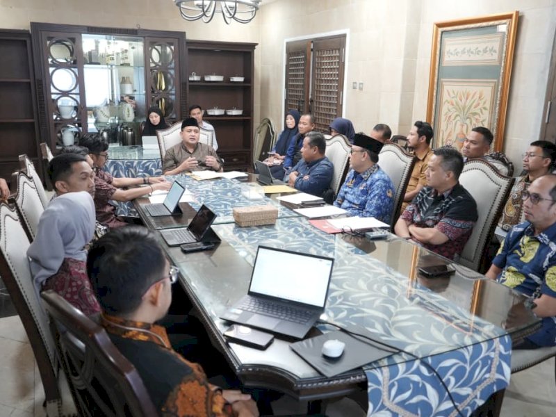 Wali Kota Makassar, Munafri Arifuddin, memimpin rapat persiapan Indonesia Gastrodiplomacy Series (IGS) Diplomatic Tour Makassar 2026 bersama jajaran SKPD lingkup Pemerintah Kota Makassar di Rumah Jabatan Wali Kota, Selasa (17/03/2026). @Jejakfakta/dok. Humas Pemkot Makassar