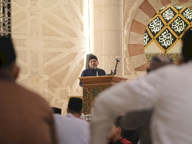 Wali Kota Makassar, Munafri Arifuddin, saat melaksanakan salat Isya dan Tarawih berjamaah dalam rangka Safari Ramadan Pemerintah Kota Makassar di Masjid Raya Makassar, Jalan Masjid Raya, Selasa (17/3/2026). @Jejakfakta/dok. Humas Pemkot Makassar