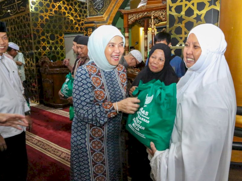 Wakil Wali Kota Makassar, Aliyah Mustika Ilham, saat menyerahkan paket Ramadan Mulia kepada pengurus Masjid saat Safari Ramadan, Selasa (17/3/2026). @Jejakfakta/dok. Humas Pemkot Makassar