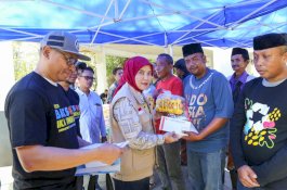 Wakil Wali Kota Makassar Aliyah Mustika Ilham Serahkan 300 Paket Sembako untuk Petugas Lapangan