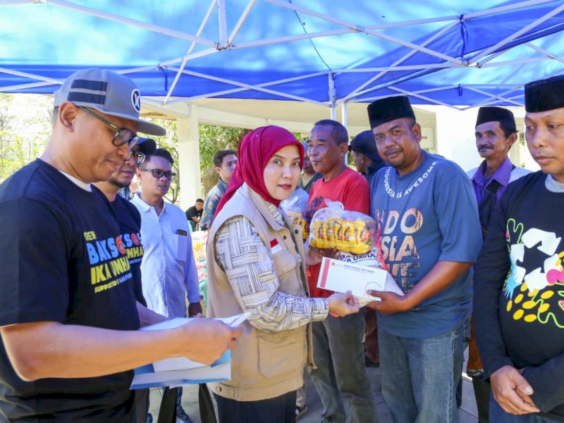  Wakil Wali Kota Makassar, Aliyah Mustika Ilham, menyerahkan sebanyak 300 paket sembako kepada petugas pemakaman, satuan tugas pemakaman, petugas kebersihan, pengelola bank sampah, serta petugas taman di Taman Makam Pahlawan Makassar, Jalan Urip Sumoharjo, Rabu (18/3/2026). @Jejakfakta/dok. Humas Pemkot Makassar