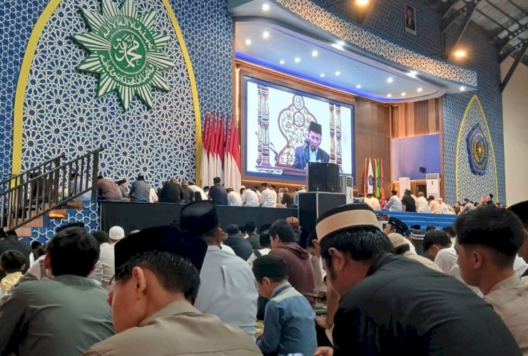 Diguyur Hujan Sejak Subuh, 8.000 Jamaah Padati Unismuh Makassar untuk Salat Idulfitri