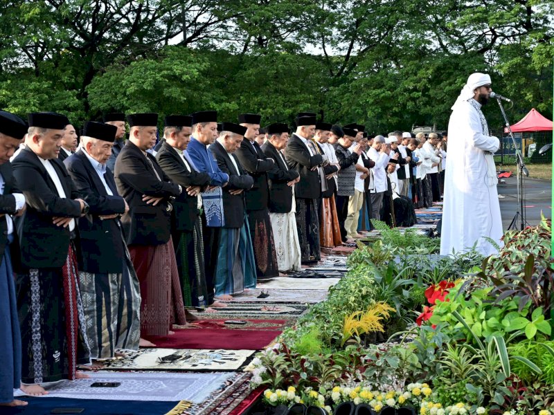 Wali Kota Makassar Munafri Arifuddin dan Wakil Wali Kota Aliyah Mustika Ilham melaksanakan salat Idulfitri 1447 H bersama puluhan ribu warga di Lapangan Karebosi, Sabtu (21/3/2026). @Jejakfakta/dok. Istimewa