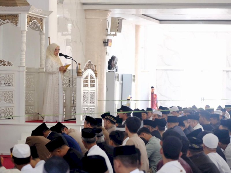 Bupati Gowa, Sitti Husniah Talenrang, memberikan sambutan sat pelaksanaan Salat Idulfitri 1447 Hijriah di Masjid Agung Syekh Yusuf, Sabtu (21/3/2026). @Jejakfakta/dok. Istimewa