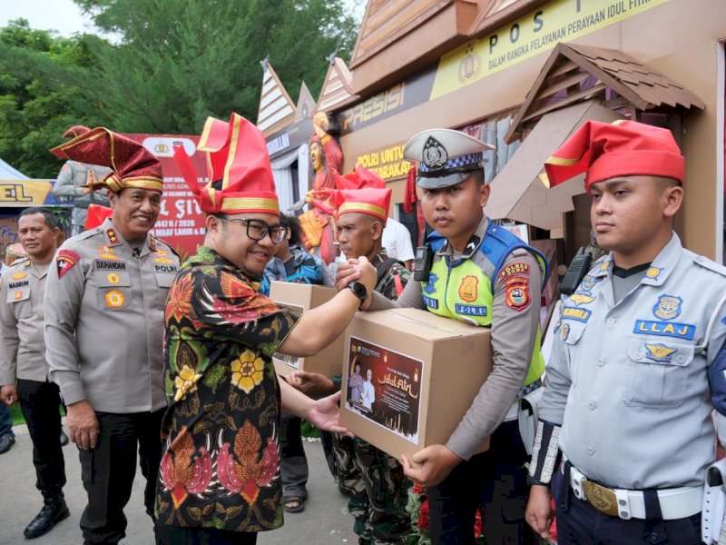 Wakil Bupati Gowa, Darmawangsyah Muin,&nbsp;memberikan bingkisan lebaran kepada petugas saat memantau arus mudik bersama Kapolda Sulsel, Kamis (19/3/2026). @Jejakfakta/Istimewa