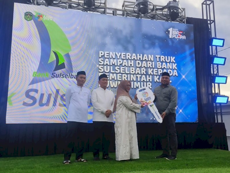 Bank Sulselbar menyerahkan bantuan satu unit truk sampah kepada Pemerintah Kabupaten Luwu Timur, Jumat (27/2/2026). @Jejakfakta/dok. Istimewa