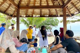 Lonjakan Wisatawan Lebaran, Wabup Puspawati Husler Turun Langsung Ingatkan Keselamatan di Pantai