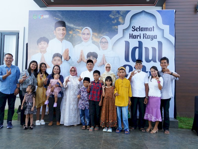 Bupati Luwu Timur, Irwan Bachri Syam, didampingi Ketua TP PKK dr. Ani Nurbaini Irwan, bersama Wakil Bupati Puspawati Husler, menerima kunjungan masyarakat di kediaman masing-masing di Malili, Sabtu (21/03/2026). @Jejakfakta/dok. Humas Pemkab Lutim