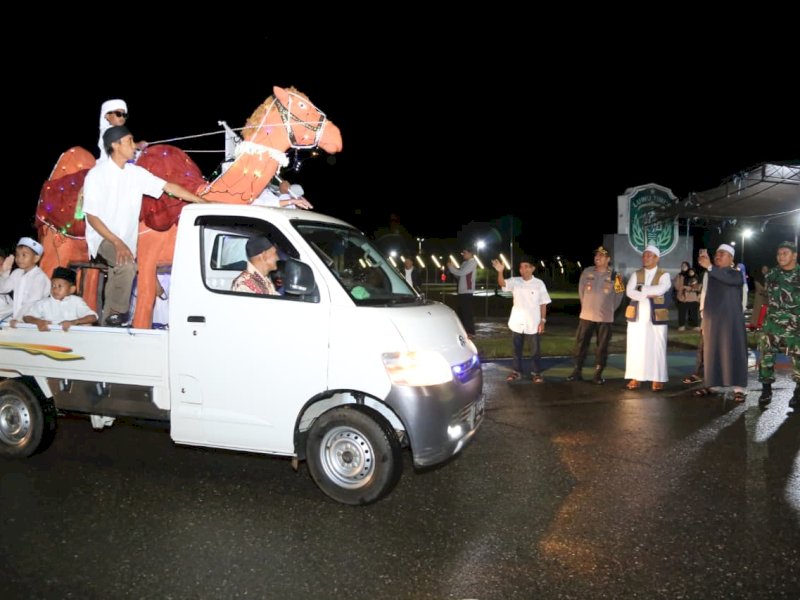 Bupati Luwu Timur, Irwan Bachri Syam didampingi Anggota DPRD Lutim, Firman Udding, Wakapolres Lutim, Kompol Hajriadi, Perwira Penghubung, Mayor Inf. Syarifuddin, dan Sekda Lutim, Dr. Ramadhan Pirade melepas Takbir Keliling malam hari Raya Idul Fitri, Jumat (20/03/2026). @Jejakfakta/dok. Humas Pemkab Lutim