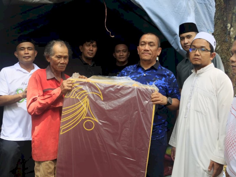 Bupati Luwu Timur, Irwan Bachri Syam, menyerahkan bantuan kebutuhan dasar sekaligus membangun hunian sementara di lokasi yang lebih layak. @Jejakfakta/dok. Humas Pemkab Lutim