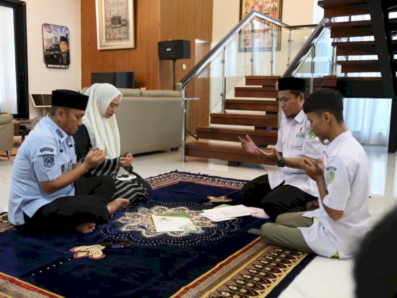Bupati Luwu Timur, Irwan Bachri Syam, didampingi Ketua TP PKK Lutim, dr. Ani Nurbani Irwan, menunaikan kewajiban keagamaan dengan membayar zakat fitrah secara langsung melalui Badan Amil Zakat Nasional (Baznas) Kabupaten Luwu Timur, di kediaman pribadi Bupati di Desa Puncak Indah, Kecamatan Malili, Kamis (19/3/2026). @Jejakfakta/dok. Humas Pemkab Lutim