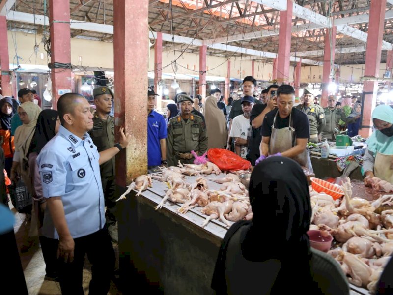 Bupati Luwu Timur, Irwan Bachri Syam, melakukan inspeksi langsung ke Pasar Malili, Kamis (19/3/2026). Irwan turun langsung ke lapangan memastikan kebutuhan masyarakat tetap aman. @Jejakfakta/dok. Humas Pemkab Lutim