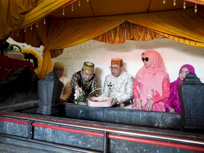 Wakil Bupati Gowa, Darmawangsyah Muin, menerima kunjungan Wakil Bupati Bone, Andi Akmal Pasluddin, dalam rangka ziarah ke makam Arung Palakka di Kelurahan Katangka, Kamis (26/3/2026). @Jejakfakta//dok. Humas Pemkab Gowa
