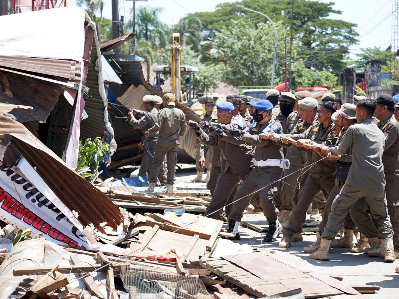 Penertiban lapak PK5 melibatkan tim gabungan dari aparat kecamatan, Satpol PP, serta unsur TNI-Polri, di Jalan Kalimantan, Kecamatan Ujung Tanah, Kamis (26/3/2026). @Jejakfakta/dok.  Humas Pemkot Makassar