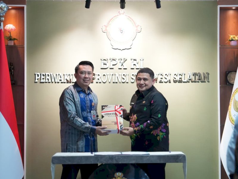 Penyerahan LKPD Tahun Anggaran 2025 oleh Wali Kota Makassar Munafri Arifuddin kepada Kepala BPK Perwakilan Sulawesi Selatan, Winner Franky Halomoan Manalu, di Kantor BPK Sulsel, Jalan AP Pettarani, Kamis (26/3/2026). @Jejakfakta/dok. Humas Pemkot Makassar