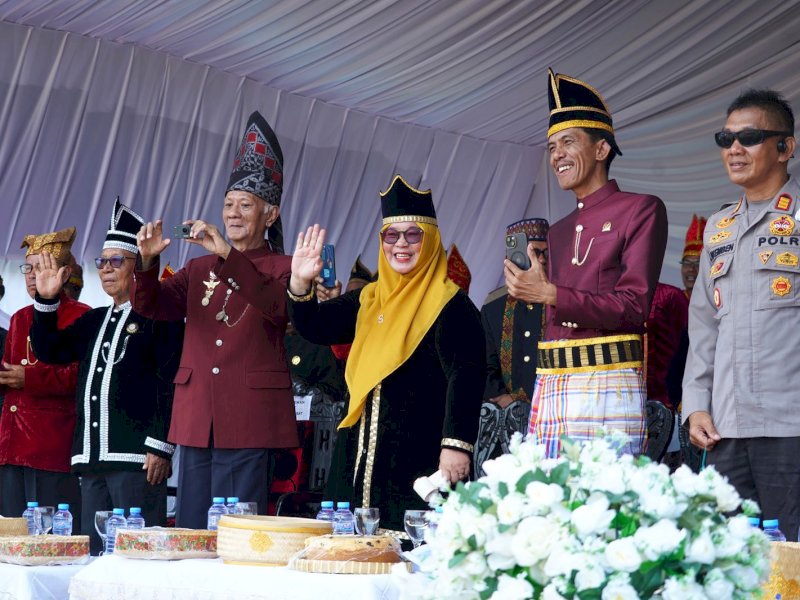 Wakil Bupati Luwu Timur, Puspawati Husler, saat menghadiri Pagelaran Budaya Musyawarah Adat Padoe  di Lapangan Karelai, Kecamatan Wasuponda, Jumat (27/03/2026). @Jejakfakta/dok. Humas Pemkab Lutim