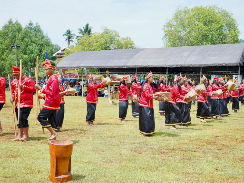 Pembukaan Pagelaran Budaya Musyawarah Adat Padoe di Lapangan Karelai, Kecamatan Wasuponda, Jumat (27/03/2026). @Jejakfakta/dok. Istimewa