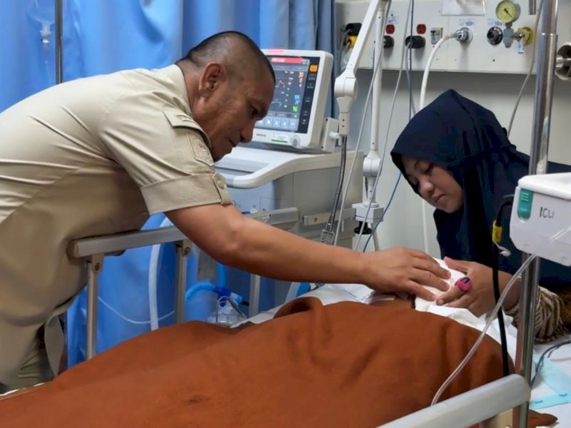 Bupati Luwu Timur, Irwan Bachri Syam, menjenguk Ashraf (6), korban tenggelam di Danau Matano yang tengah menjalani perawatan intensif di ruang ICU Rumah Sakit Primaya Sorowako, Kecamatan Nuha, Jumat (27/03/2026). @Jejakfakta/dok. Humas Pemkab Lutim