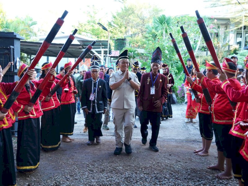 Bupati Luwu Timur, Irwan Bachri Syam, saat menghadiri kegiatan tersebut di Rumah Adat Padoe, Kecamatan Wasuponda, Jumat (27/03/2026). @Jejakfakta/dok. Humas Pemkab Lutim