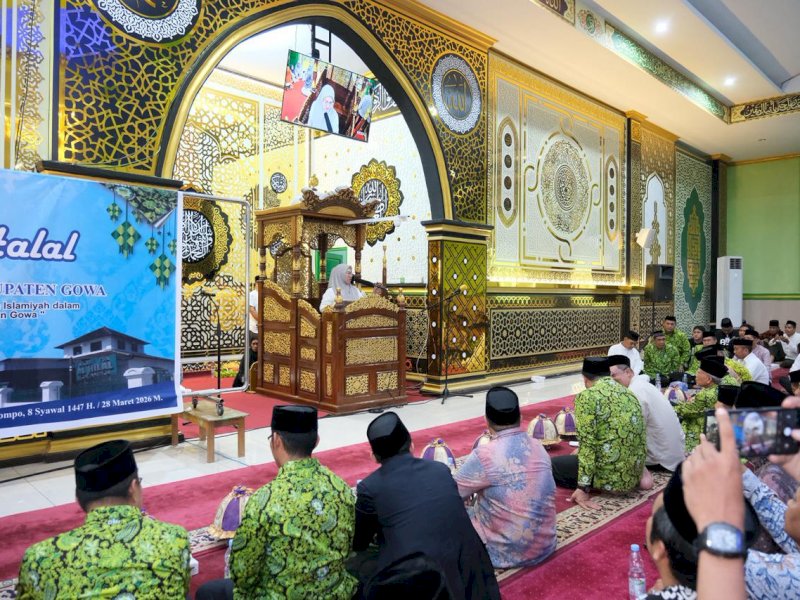Bupati Gowa, Sitti Husniah Talenrang yang juga menjabat Ketua DMI Kabupaten Gowa, saat menghadiri Halalbihalal Dewan Masjid Indonesia (DMI) Kabupaten Gowa yang digelar di Masjid Besar Bontonompo, Sabtu (28/3/2026). @Jejakfakta/dok. Humas Pemkab Gowa
