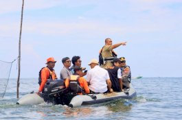 Susuri Pesisir dengan Perahu Karet, Bupati Irwan Pastikan Keamanan Wisatawan hingga Akhir Libur Lebaran