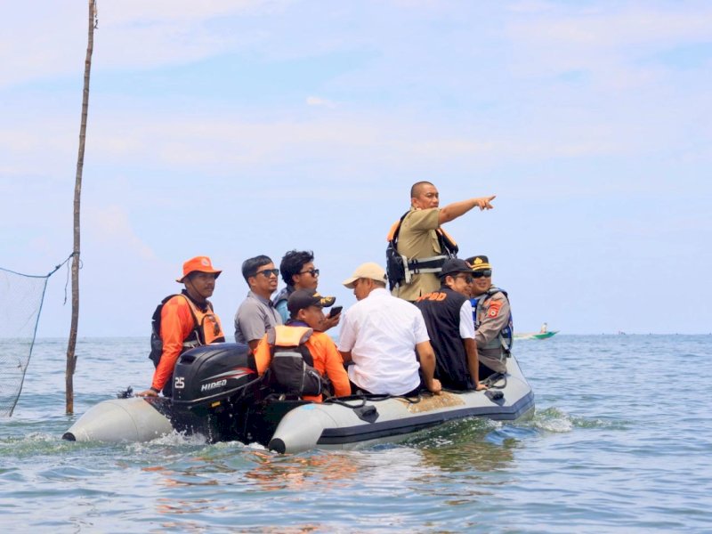 Bupati Luwu Timur, Irwan Bachri Syam, turun langsung memastikan keamanan wisatawan di sejumlah destinasi pesisir hingga penghujung libur Lebaran 1447 Hijriah, Sabtu (28/3/2026). @Jejakfakta/dok. Humas Pemkab Lutim