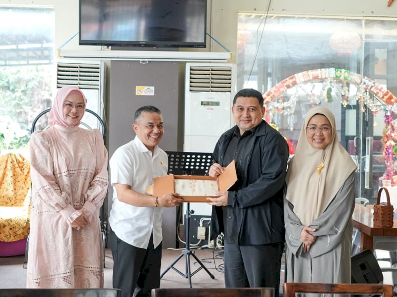 Wali Kota Makassar, Munafri Arifuddin, didampingi Ketua TP PKK Kota Makassar, Melinda Aksa,  disambut langsung oleh Wali Kota Palu, Hadianto Rasyid, dalam pertemuan yang berlangsung di En Resto, Jumat (27/3/2026). @Jejakfakta/dok. Humas Pemkot Makassar
