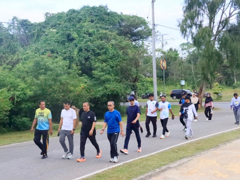Bupati Luwu Timur, Irwan Bachri Syam, saat mengadiri kegiatan Sabtu Sehat Juara (SSJ) di Bundaran Batara Guru (BBG), Kecamatan Malili, Kabupaten Luwu Timur, Sabtu (28/3/2026). @Jejakfakta/dok. Humas Pemkab Lutim