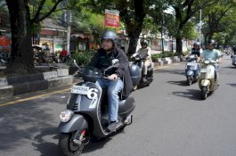Munafri Riding Vespa Resmikan Motoplex Makassar, Dorong Pajak Kendaraan Dongkrak PAD
