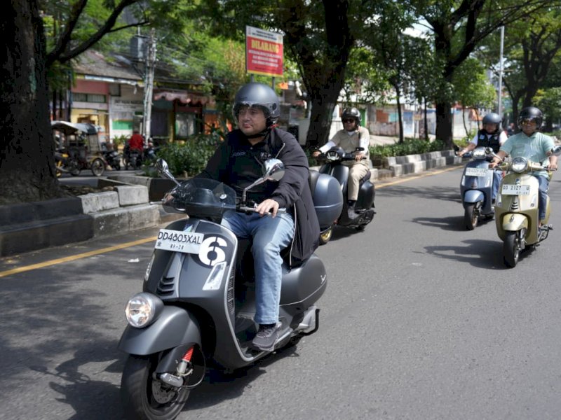 Wali Kota Makassar, Munafri Arifuddin, mengendarai Vespa dan ikut riding bersama komunitas bikers, saat meresmikan Grand Opening Showroom Motoplex Putra Sulawesi di Jalan Veteran Selatan, Minggu (29/03/2026). @Jejakfakta/dok. Humas Pemkot Makassar