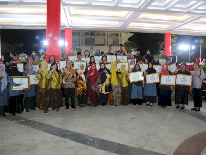 Sebanyak 27 sekolah berhasil meraih penghargaan tersebut, menempatkan Luwu Timur sebagai daerah dengan capaian tertinggi se-Sulsel. Penghargaan bergengsi itu diserahkan langsung oleh Gubernur Sulawesi Selatan, Andi Sudirman Sulaiman, didampingi Wakil Gubernur Fatmawati Rusdi, dalam acara silaturahmi dan penyerahan apresiasi Pemprov Sulsel di Rumah Jabatan Gubernur, Makassar, Ahad (29/3/2026). @Jejakfakta/dok. Humas Pemkab Lutim