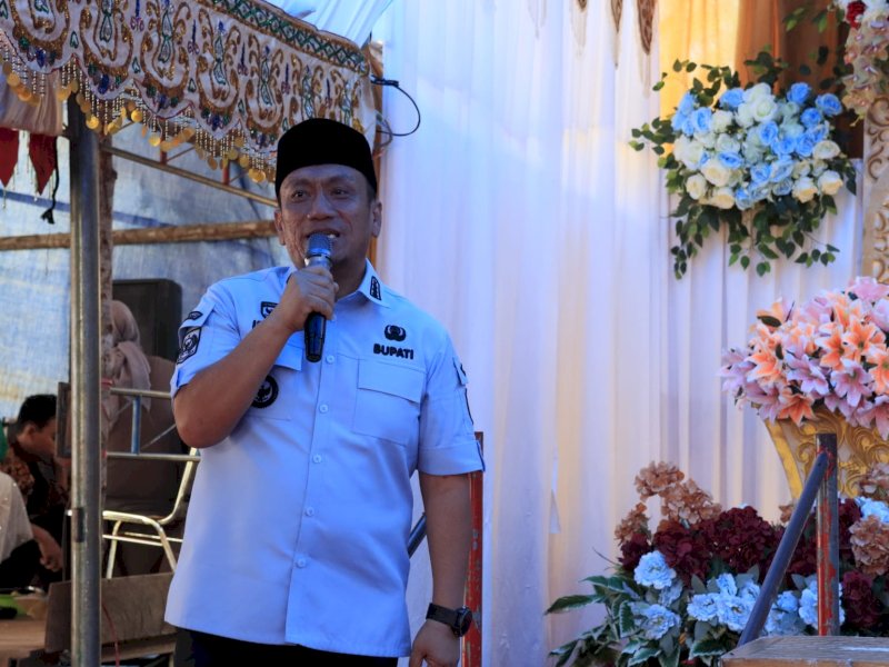 Bupati Luwu Timur, Irwan Bachri Syam, saat menyampaikan pesan di hadapan warga dan para orang tua di Desa Loeha, Kecamatan Towuti, Minggu (29/03/2026). @Jejakfakta/dok. Humas Pemkab Lutim