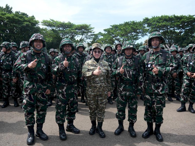 Bupati Gowa, Husniah Talenrang, bersama Aparatur Sipil Negara (ASN) dari Pemkab Gowa yang ambil bagian dalam Latsarmil Komcad bersama peserta dari berbagai kabupaten/kota se-Sulawesi Selatan, saat menghadiri pembukaan di Lapangan Upacara Rindam XIV Hasanuddin, Senin (30/3/2026). @Jejakfakta/dok. Humas Pemkab Gowa