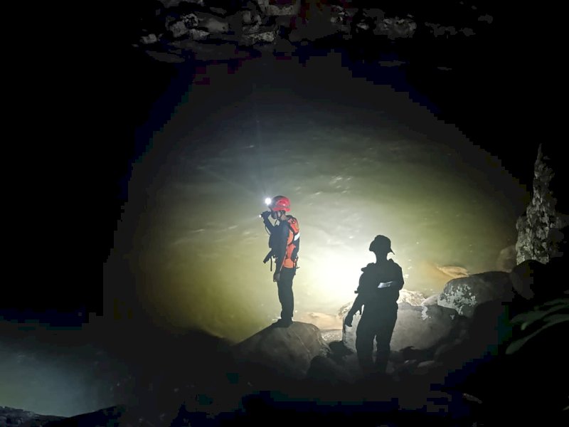 Tim SAR Gabungan saat menggelar operasi SAR terhadap wisatawan yang hilang di Sungai Kalimborang, Dusun Bahagia, Kecamatan Tompobulu, Kabupaten Maros, Minggu (29/3/2026). @Jejakfakta/dok. Istimewa