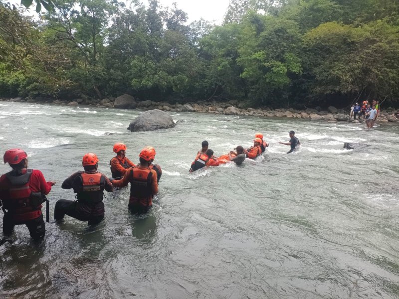 Tim SAR Gabungan melakukan evakuasi korban yang terbawa arus di Sungai Kalimborang, Dusun Bahagia, Kecamatan Tompobulu, Kabupaten Maros, Selasa (30/3/2026). @Jejakfakta/dok. Basarnas Makassar