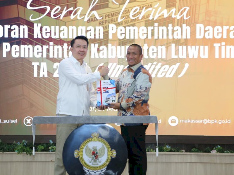 Bupati Luwu Timur, Irwan Bachri Syam, saat menyerahkan langsung Laporan Keuangan Pemerintah Daerah, Kepala BPK Perwakilan Sulsel, Winner Franky Halomoan Manalu,  di Auditorium Kantor BPK RI Perwakilan Sulsel di Makassar, Selasa (31/3/2026). @Jejakfakta/dok. Humas Pemkab Lutim