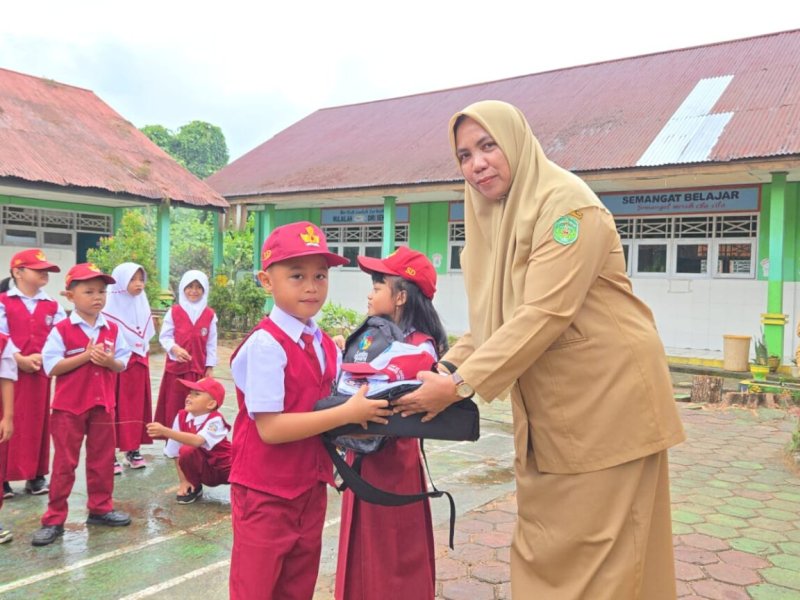 Penyerahan perlengkapan sekolah di hari pertama masuk sekolah di SDN 122 Dauloloe, Senin (30/03/2026). @Jejakfakta/dok. Istimewa