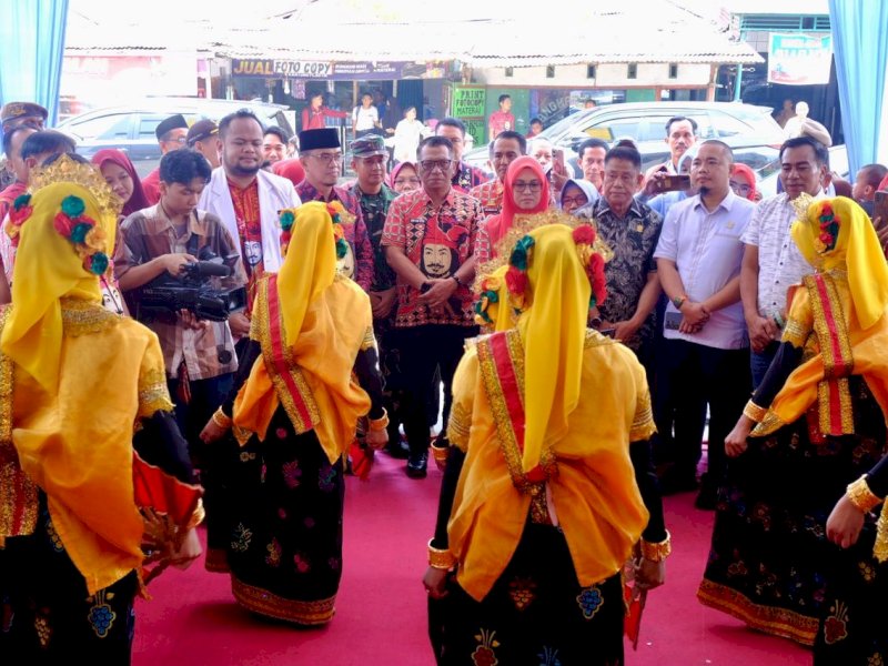 Bupati Gowa, Sitti Husniah Talenrang, melakukan peninjauan langsung ke Puskesmas Bajeng sekaligus meresmikan pemanfaatan gedung layanan baru yang telah difungsikan, Kamis (2/4/2026). @Jejakfakta/dok. Humas Pemkab Gowa