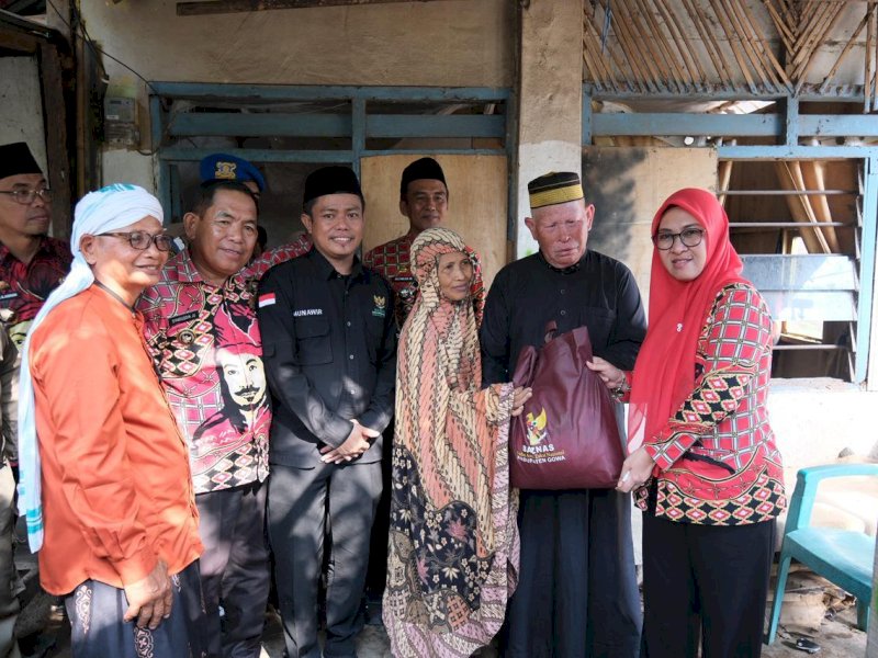 Bupati Gowa, Sitti Husniah Talenrang, saat mengunjungi kediaman Bapak Syarifuddin di Desa Maccinibaji, Kecamatan Bajeng, Kamis (2/4/2026). @Jejakfakta/dok. Humas Pemkab Gowa