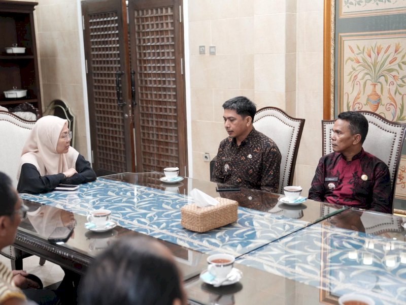 Ketua Dewan Lingkungan Hidup Kota Makassar, Melinda Aksa, menegaskan pentingnya kolaborasi lintas sektor dalam rapat koordinasi bersama camat dan lurah di Rumah Jabatan Wali Kota Makassar, Kamis (2/4/2026). @Jejakfakta/dok. Humas Pemkot Makassar