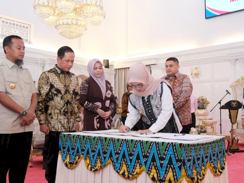 Bupati Gowa, Husniah Talenrang, saat menandatangani Perjanjian Kerja Sama (PKS) pembangunan Instalasi Pengolah Sampah menjadi Energi Listrik (PSEL), di Rumah Jabatan Gubernur Sulawesi Selatan, Makassar, Sabtu (4/4/2026). @Jejakfakta/dok. Humas Pemkab Gowa