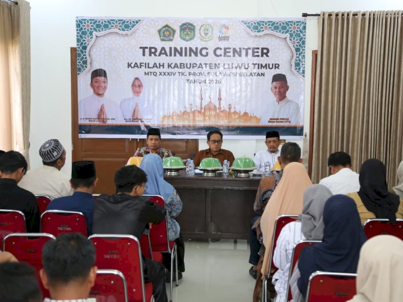 Sekretaris Daerah Kabupaten Luwu Timur, Dr. Ramadhan Pirade, saat membuka kegiatan Training Center (TC) Kafilah Luwu Timur di Aula Rumah Jabatan Wakil Ketua I DPRD Luwu Timur, Ahad (5/4/2026). @Jejakfakta/dok. Humas Pemkab Lutim