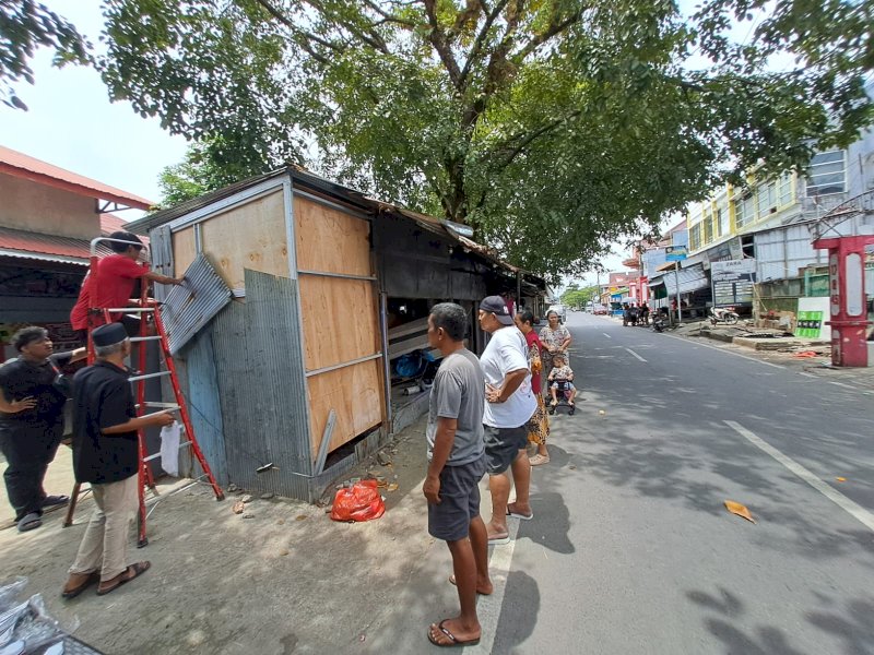 Pemerintah Kecamatan Tallo bersama tim gabungan dari pihak kelurahan melakukan penertiban lapak pedagang kaki lima (PKL) yang berdiri di atas saluran drainase di Jalan Datuk Patimang, Kelurahan Kalukuang, Kecamatan Tallo, Minggu (5/4/2026). @Jejakfakta/dok. Humas Pemkot Makassar