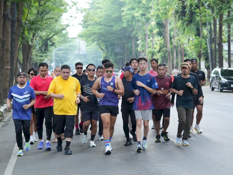 Wali Kota Makassar, Munafri Arifuddin, saat berlari bersama komunitas pelari dari Balaikota Makassar, Minggu (5/4/2026). @Jejakfakta/dok. Humas Pemkot Makassar
