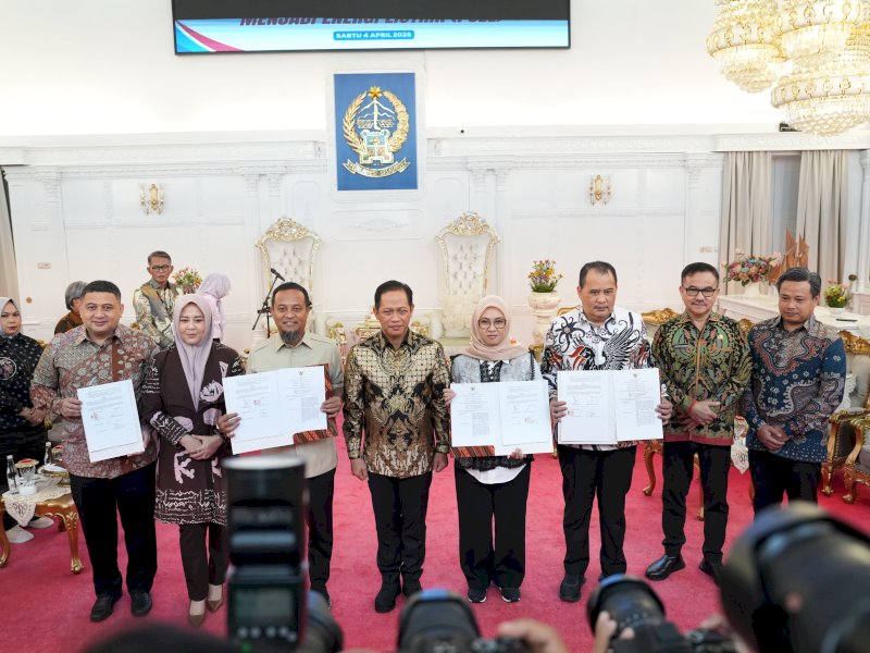 Wali Kota Makassar bersama Bupati Gowa dan Bupati Maros resmi menandatangani Perjanjian Kerja Sama (PKS) penyelenggaraan Pengolahan Sampah menjadi Energi Listrik (PSEL) atau Pembangkit Listrik Tenaga Sampah (PLTSa), disaksikan Gubernur Sulawesi Selatan, di Rumah Jabatan Gubernur Sulsel, Sabtu (4/4/2026). @Jejakfakta/dok. Humas Pemkot Makassar