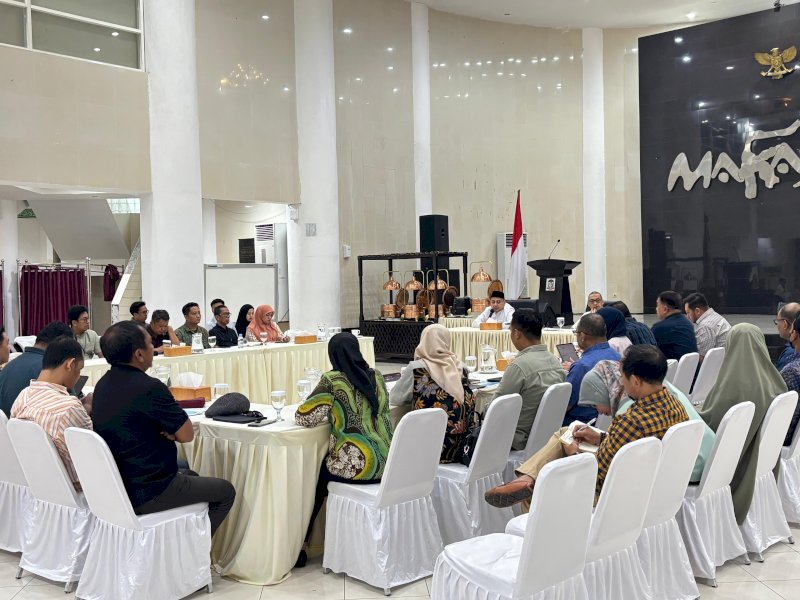 Wali Kota Makassar, Munafri Arifuddin, saat memimpin rapat evaluasi program persampahan di Rumah Jabatan Wali Kota,  Jumat (3/4/2026). @Jejakfakta/dok. Humas Pemkot Makassar