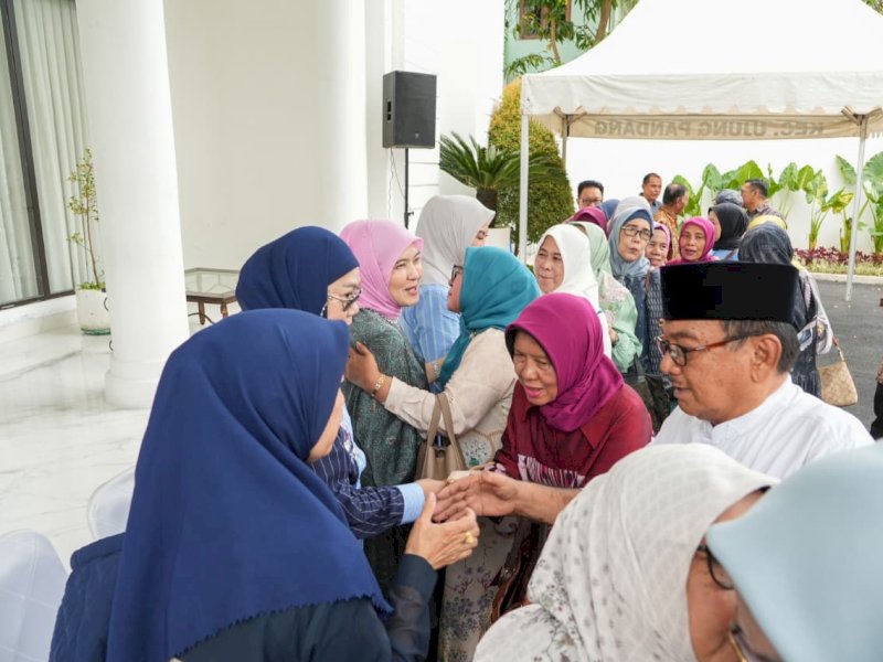  Wakil Wali Kota Makassar, Aliyah Mustika Ilham, menggelar acara Halal Bihalal bersama para purna bakti Pegawai Negeri Sipil (PNS) Pemerintah Kota Makassar di Rumah Jabatan Wakil Wali Kota Makassar, Kompleks PDAM, Jalan Dr. Ratulangi, Jumat (3/4/2026). @Jejakfakta/dok. Humas Pemkot Makassar
