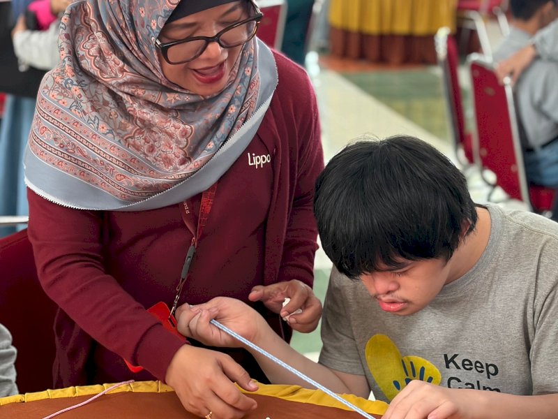 Sebanyak 75 anak berkebutuhan khusus mengikuti pelatihan kreatif membuat gantungan kunci dalam program Corporate Social Responsibility (CSR) Tabung Karya (Tanjung Bunga Berkarya) Vol.3 yang digelar Lippoland melalui PT Gowa Makassar Tourism Development Tbk (GMTD), di Madrid Hall, Akkarena, Makassar, Sabtu (4/4/2026). @Jejakfakta/Istimewa